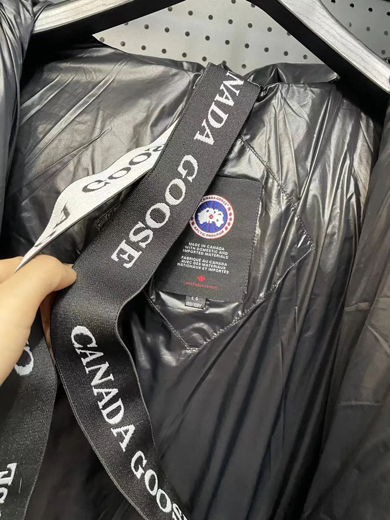 P780 Black Black Label Top Version 𝘾𝘼𝙉𝘼𝘿𝘼 𝙂𝙊𝙊𝙎𝙀/Canada Goose 2023 Limited New Crofton Puff Down Jacket Pure Guangzhou Inspection 95 White Duck Down Filling‼  Top version, ceiling level‼ Crofton soft bread, the latest style in 2023, has a cold protection effect of up to level 4. It is made of recycled Feather-Light tear-resistant fabric. It is ultra-light and has no weight on the upper body at all! The unique black label highlights your temperament‼  Canada Goose, a Canadian brand, has always been recognized as the warmest down jacket. Various Instagram celebrities, Internet celebrities, and celebrities often wear it for street photos. I do Canada Goose every year, but I still can’t get rid of my love for geese. No matter how cold the winter is, there is no need to be afraid, because there are geese! Filled with 80% white duck down, Canada Goose is the legendary warmest down jacket and is known as a must-have for Arctic outdoor sports! The most popular down jacket in the world, celebrities are rushing to buy it, it is a must-have! Same style for men and women Size: S-XXL